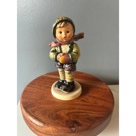 Listing: 1981 Goebel Hummel-Style Figurine – Collectors’ Club Exclusive No. 6 - Picture 1 of 7